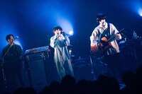 アンコールで「目を覚ましてよ」をセルフカバーする武市和希（mol-74）とandrop。（Photo by Kana Tarumi）