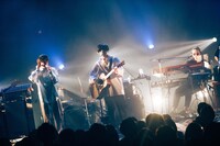 アンコールで「目を覚ましてよ」をセルフカバーする武市和希（mol-74）とandrop。（Photo by Kana Tarumi）