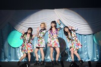 「波乗りかき氷」を披露した鈴木くるみ、本田仁美、山内瑞葵、田口愛佳。