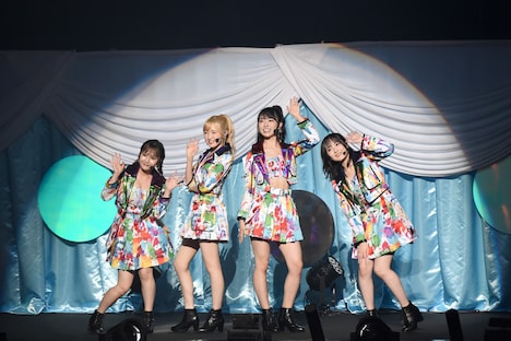 「波乗りかき氷」を披露した鈴木くるみ、本田仁美、山内瑞葵、田口愛佳。