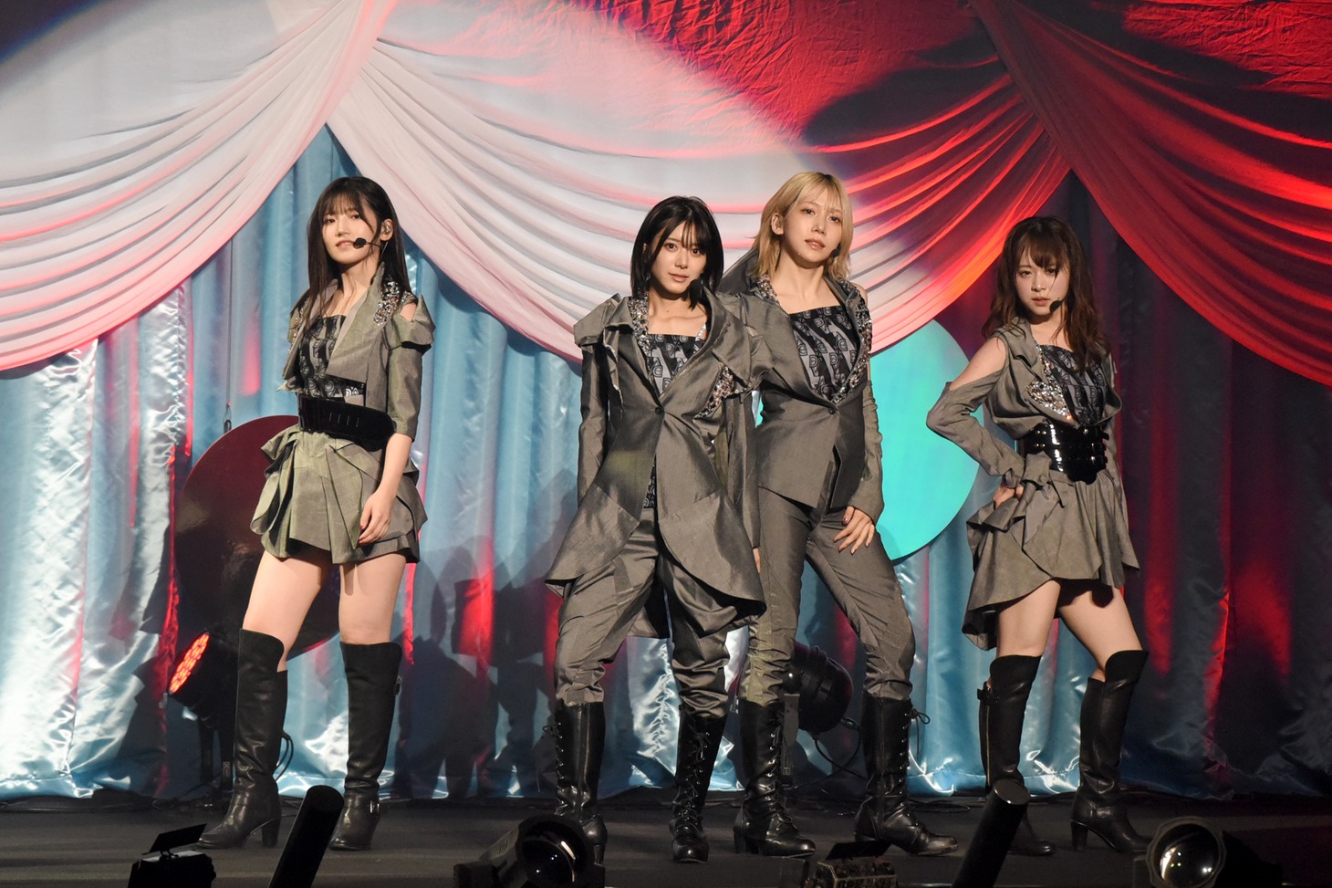 「Lost the way」を披露した村山彩希、大西桃香、倉野尾成美、茂木忍。