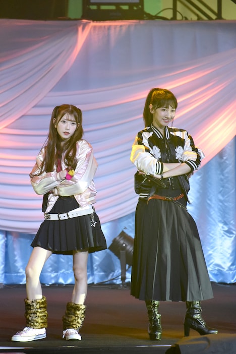 左からシブヤ役の千葉恵里、ブラック役の柏木由紀。