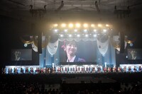 柏木由紀の卒業発表の様子。