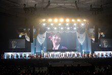 柏木由紀の卒業発表の様子。