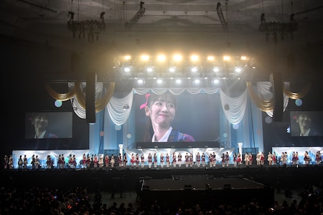 柏木由紀の卒業発表の様子。