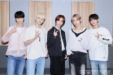 TOMORROW X TOGETHER (c)BIGHIT MUSIC & HYBE. All Rights Reserved. (c)臼井儀人／双葉社・シンエイ・テレビ朝日・ADK