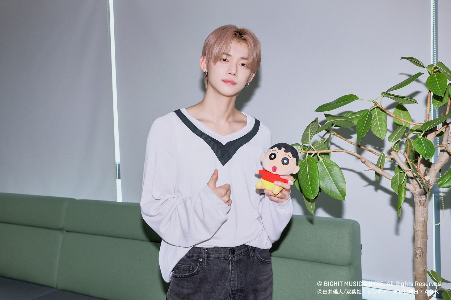 YEONJUN (c)BIGHIT MUSIC & HYBE. All Rights Reserved. (c)臼井儀人／双葉社・シンエイ・テレビ朝日・ADK