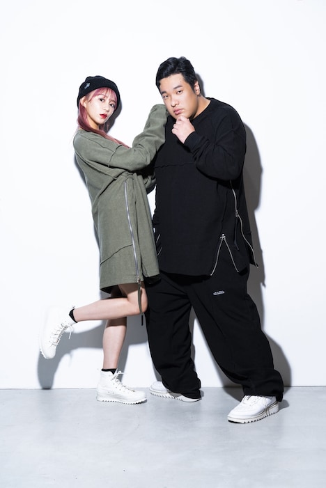 左から星名美怜、岡崎体育。