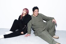 左から星名美怜、岡崎体育。