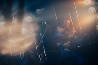 坂東志洋（Dr / mol-74）（Photo by Kana Tarumi）