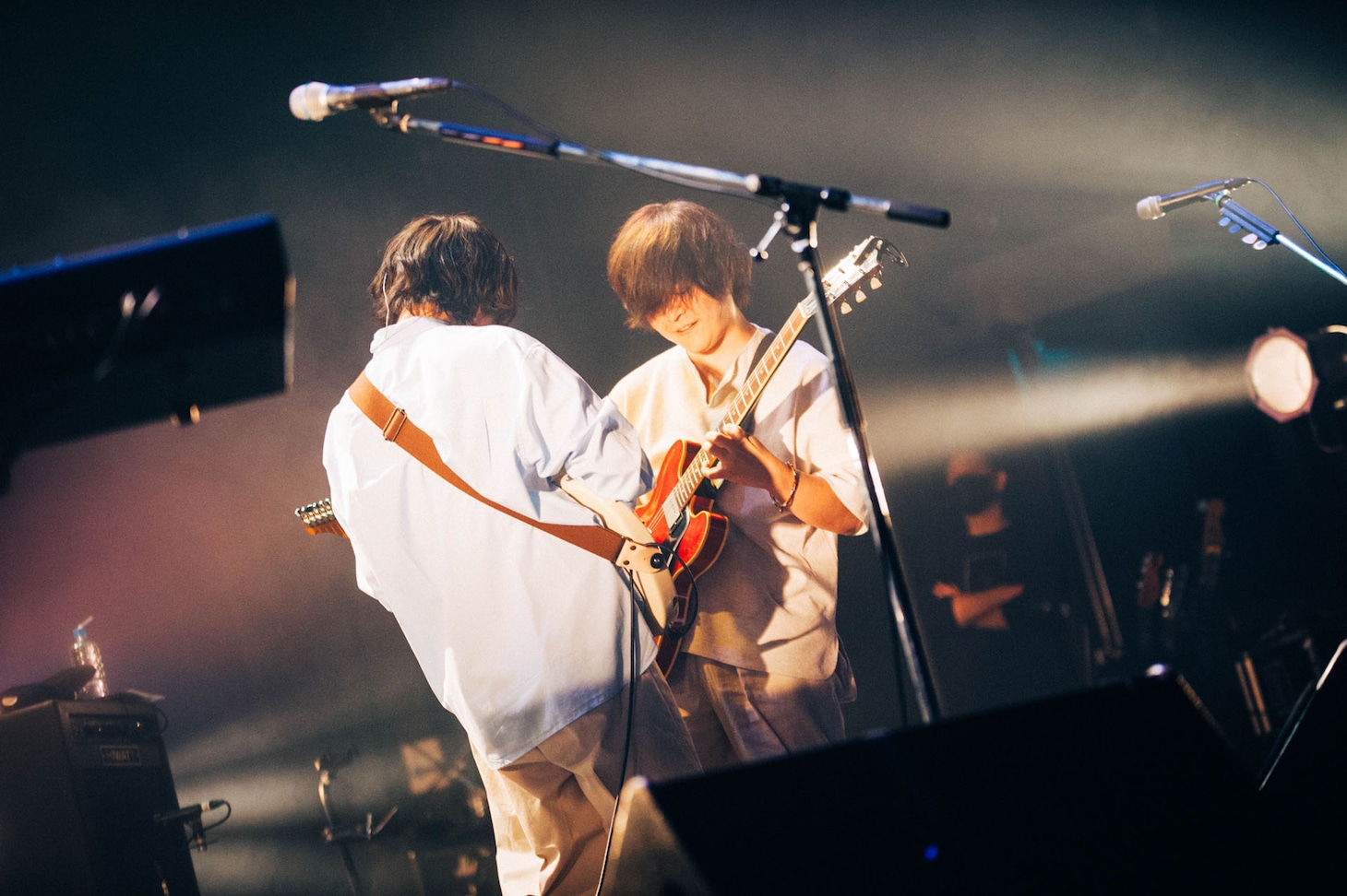 武市和希（Vo, G, Key / mol-74）と井上雄斗（G, Cho / mol-74）。（Photo by Kana Tarumi）
