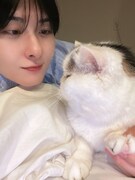 見つめ合うたっくんとベイブ。