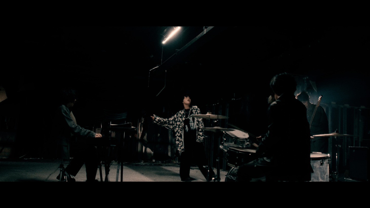 Awkmiu「Masquerade」ミュージックビデオより。