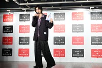 「街中でガラスに映った姿を必ずチェックする自分」を再現する杢代和人（原因は自分にある。）。