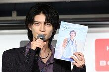 キメ顔を求められ、ムービーカメラに向かってクールに「365…」とつぶやく杢代和人（原因は自分にある。）。