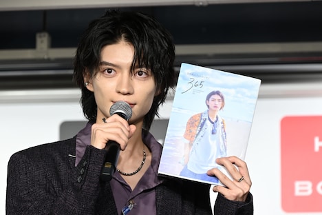 キメ顔を求められ、ムービーカメラに向かってクールに「365…」とつぶやく杢代和人（原因は自分にある。）。