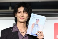 ムービーカメラをキメ顔で見つめる杢代和人（原因は自分にある。）。