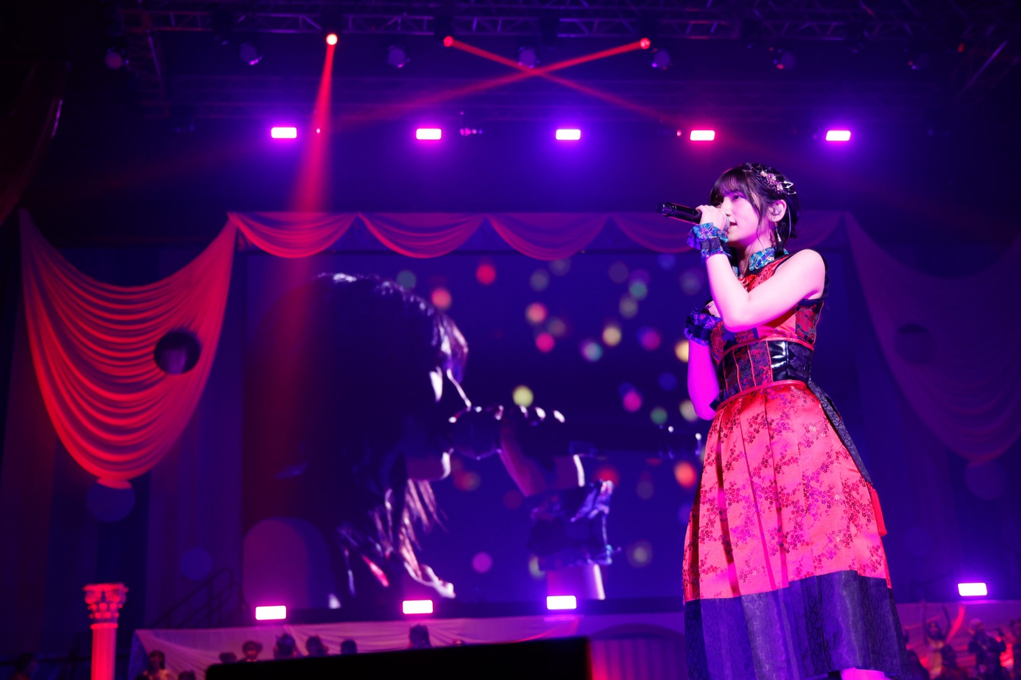 「コイントス」を歌う村山彩希。(c)AKB48
