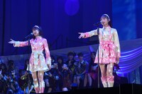 「てもでもの涙」を歌う柏木由紀と大盛真歩。(c)AKB48