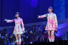 「てもでもの涙」を歌う柏木由紀と大盛真歩。(c)AKB48