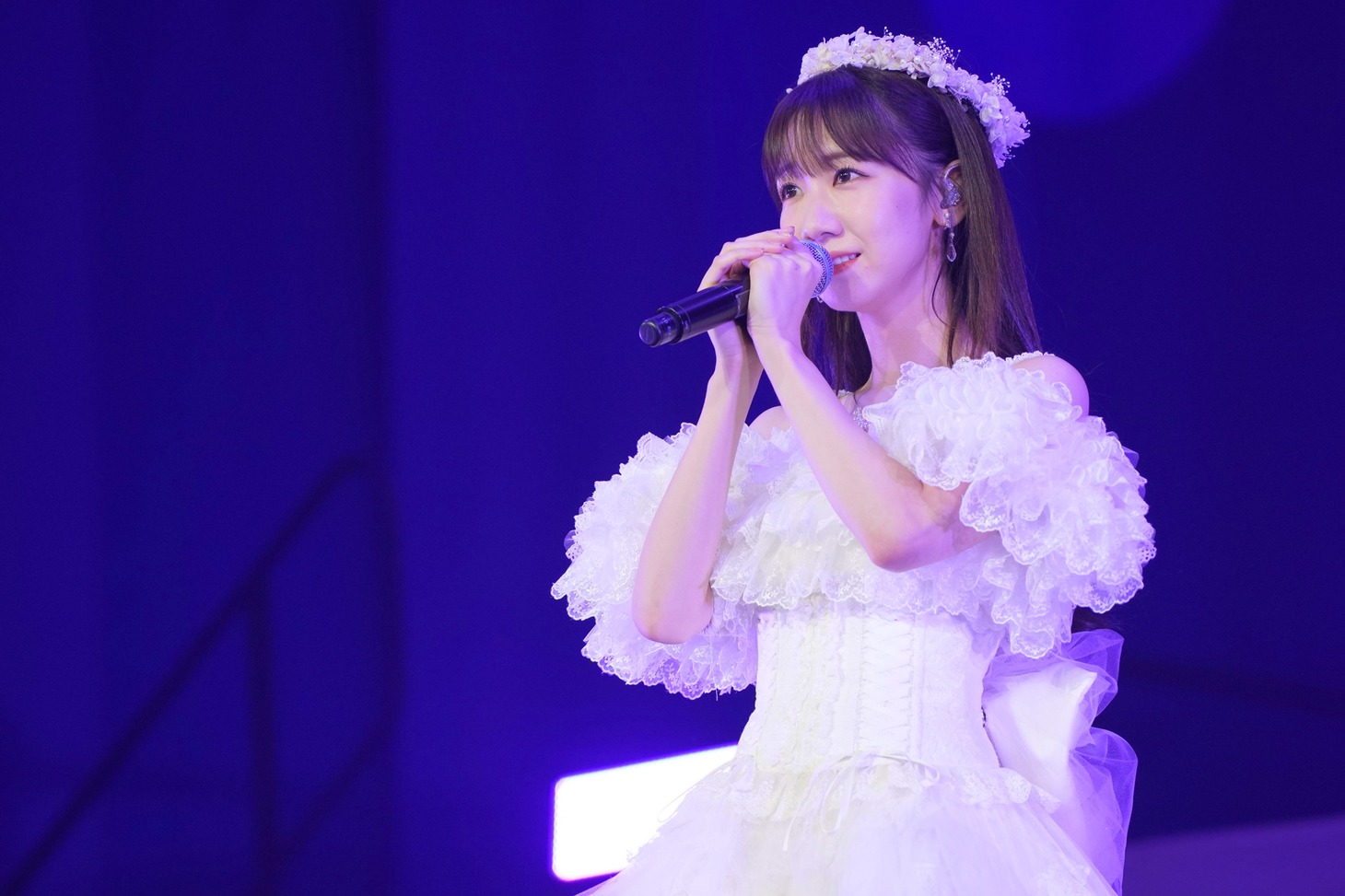 「夜風の仕業」を歌う柏木由紀。(c)AKB48