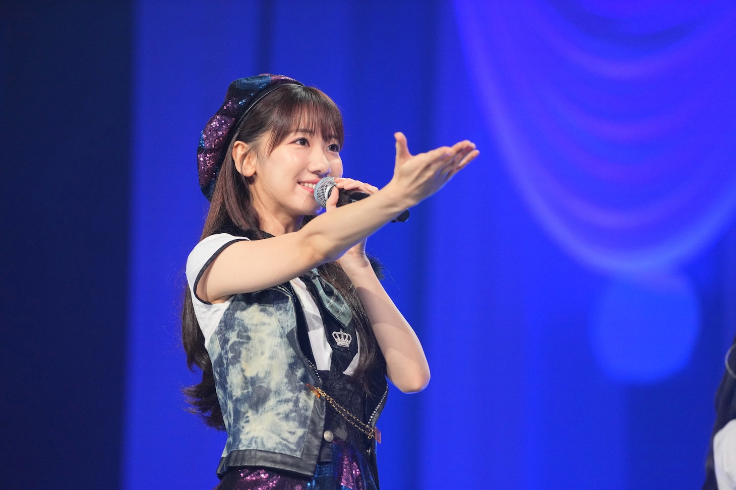 「チームB推し」を歌う柏木由紀。(c)AKB48