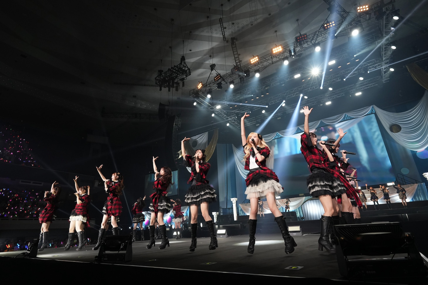 「重力シンパシー」のパフォーマンスの様子。(c)AKB48