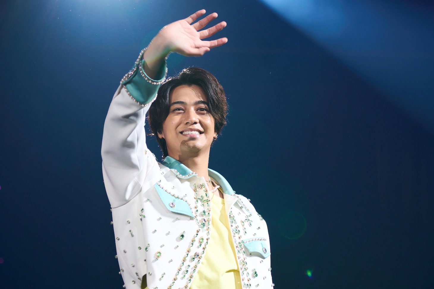 手を振る高橋海人（King & Prince）。