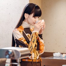 コーヒーの香りを確かめるかしゆか（Perfume）。