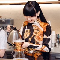 コーヒーを淹れるかしゆか（Perfume）。