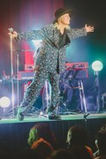 山田義孝(Vo)(撮影:白石達也)