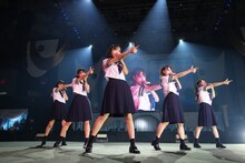 AKB48「アイドルになってよかった」公演より「全力反抗期」披露時の様子。(c)AKB48
