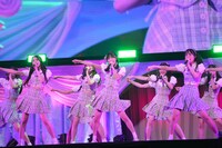 AKB48「アイドルになってよかった」公演より17期、18期研究生。(c)AKB48