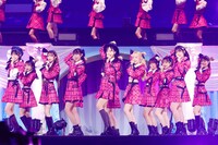 新衣装でステージに登場したAKB48。(c)AKB48