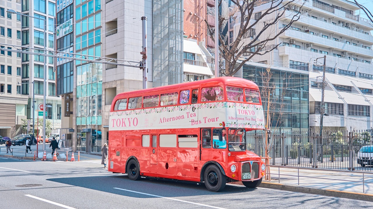 東京都内を走るロンドンバス。