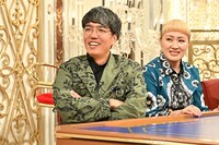 左から小木博明、丸山桂里奈。(c)TBS