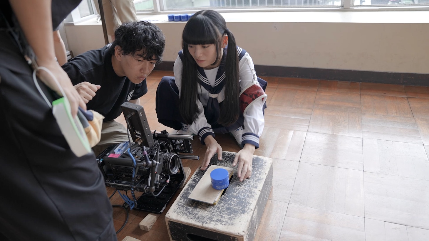 新しい学校のリーダーズが監督したロート製薬CMの撮影風景。