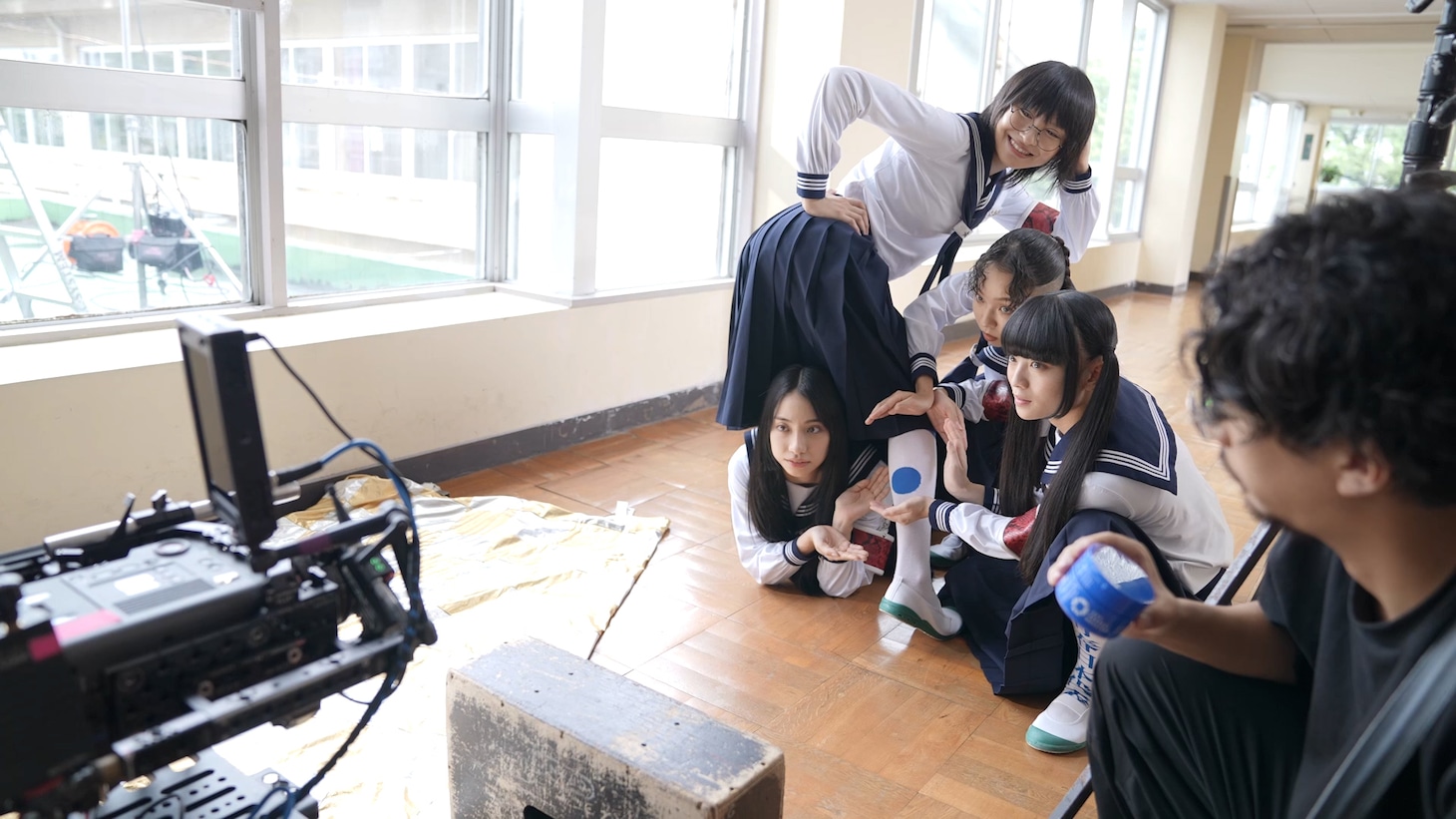 新しい学校のリーダーズが監督したロート製薬CMの撮影風景。