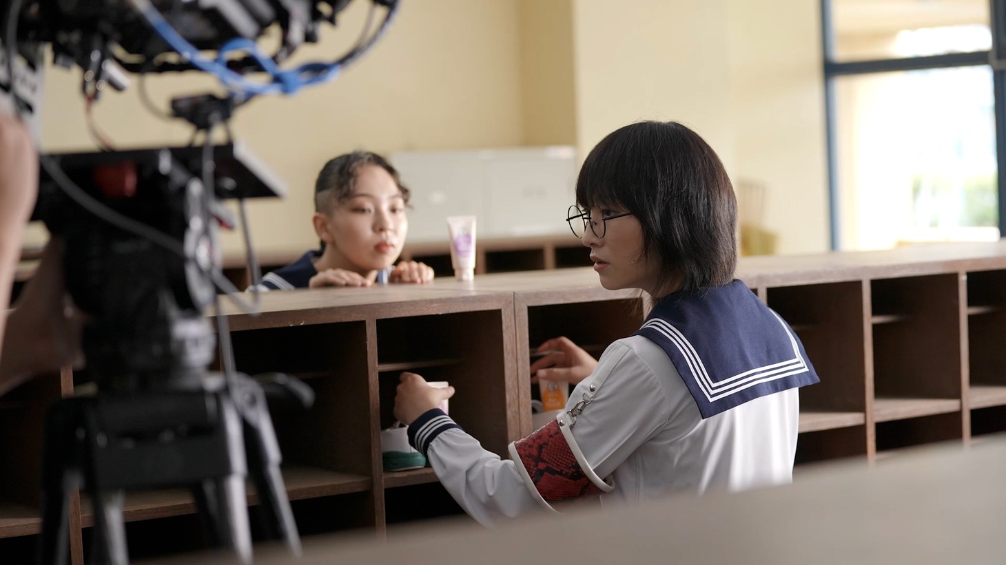 新しい学校のリーダーズが監督したロート製薬CMの撮影風景。