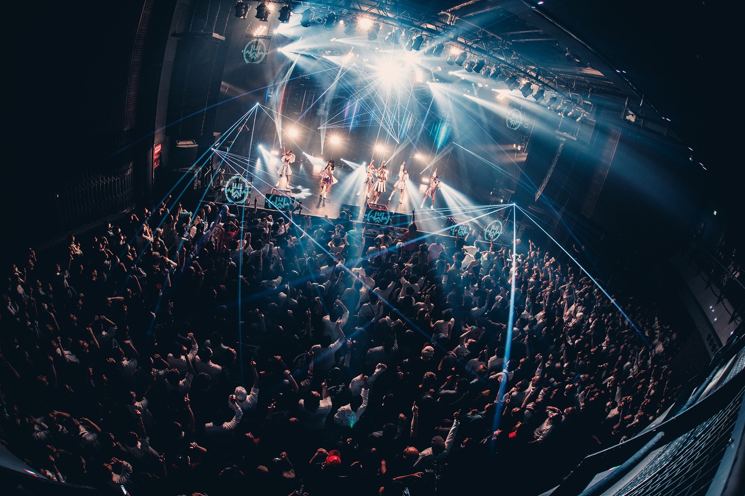「INUWASI Tokyo Oneman Tour THE FINAL〝 INWS 〟」の様子。（撮影：真島洸）