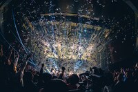 きらびやかなテープが舞う東京・Spotify O-EAST。（撮影：真島洸）