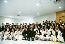 開演直前のエビ中と演奏メンバー。