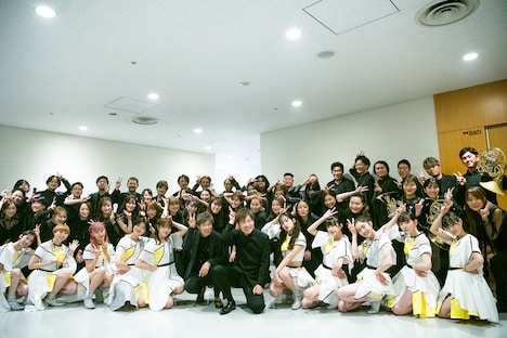 開演直前のエビ中と演奏メンバー。