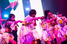 「でかどんでん」で生中継のカメラに向かって一斉に指を差すエビ中。