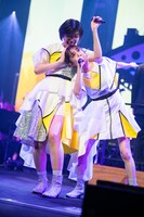 じゃれる小林歌穂（左）と真山りか（右）。