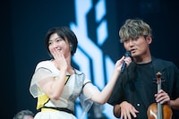 「ここで観てると迫力がすごい。映像では伝わらない風圧や振動は迫力があって感動しました」とエビ中のパフォーマンスを絶賛したオケのコンサートマスター・吉田翔平（Violin）。