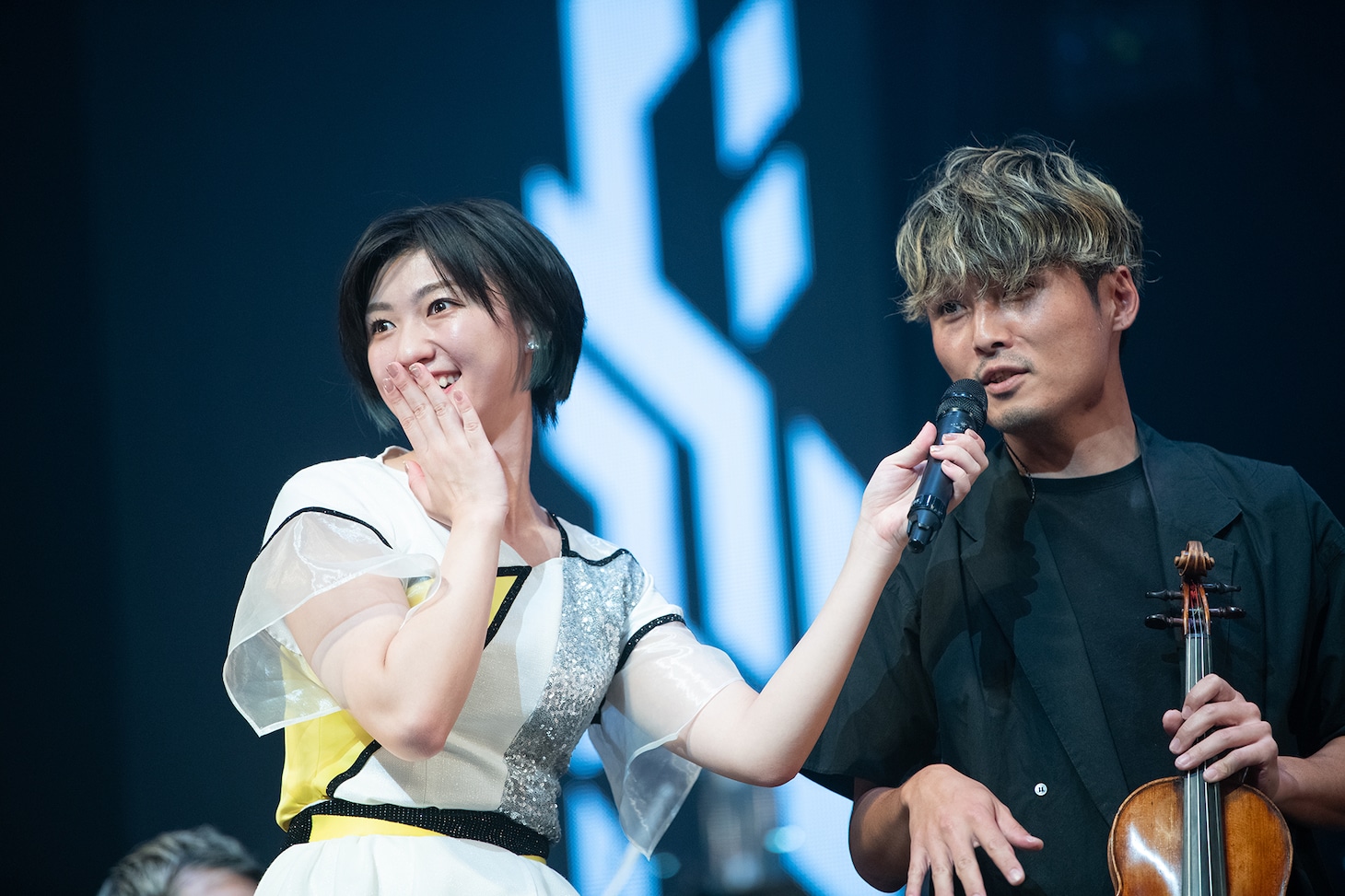 「ここで観てると迫力がすごい。映像では伝わらない風圧や振動は迫力があって感動しました」とエビ中のパフォーマンスを絶賛したオケのコンサートマスター・吉田翔平（Violin）。