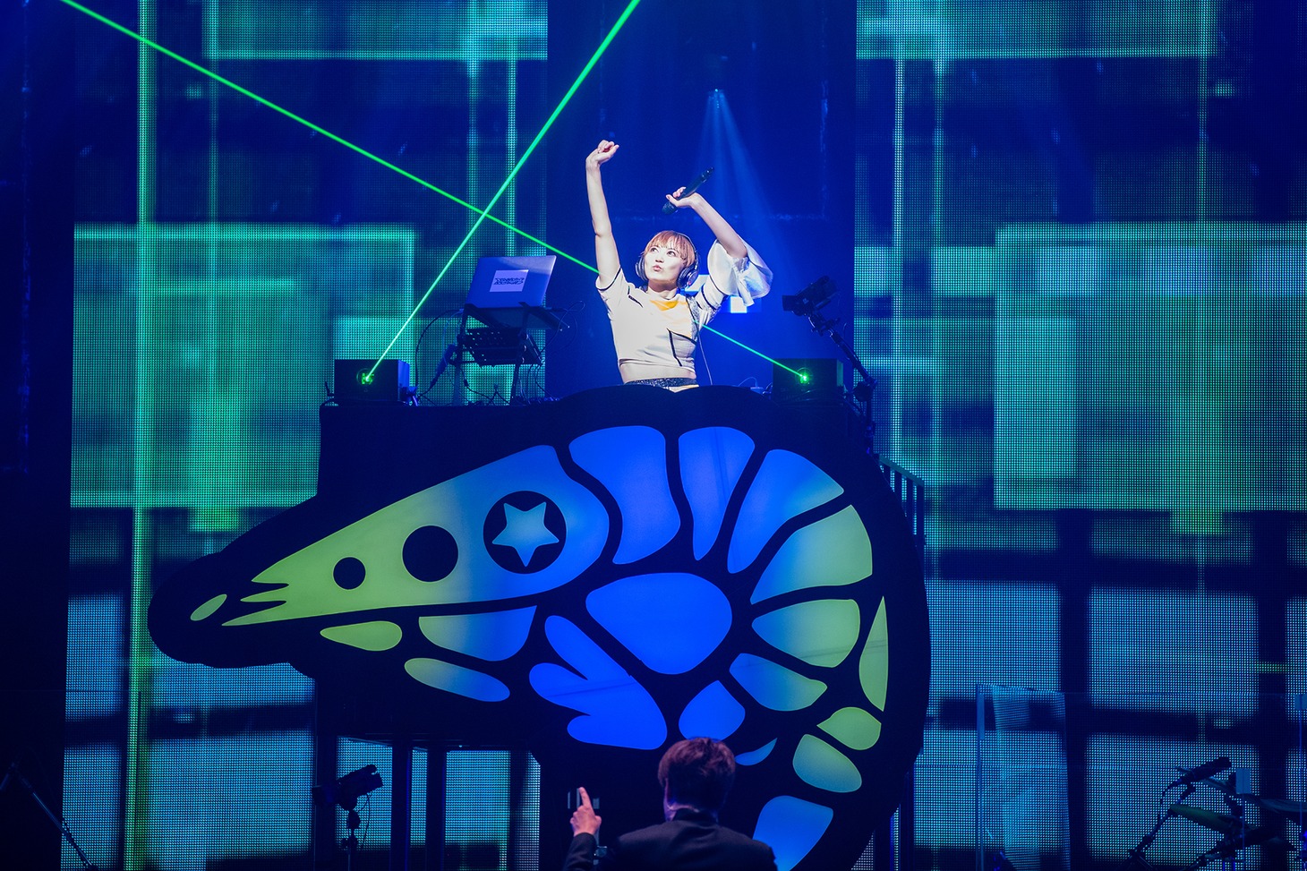 DJブースで盛り上げる安本彩花。