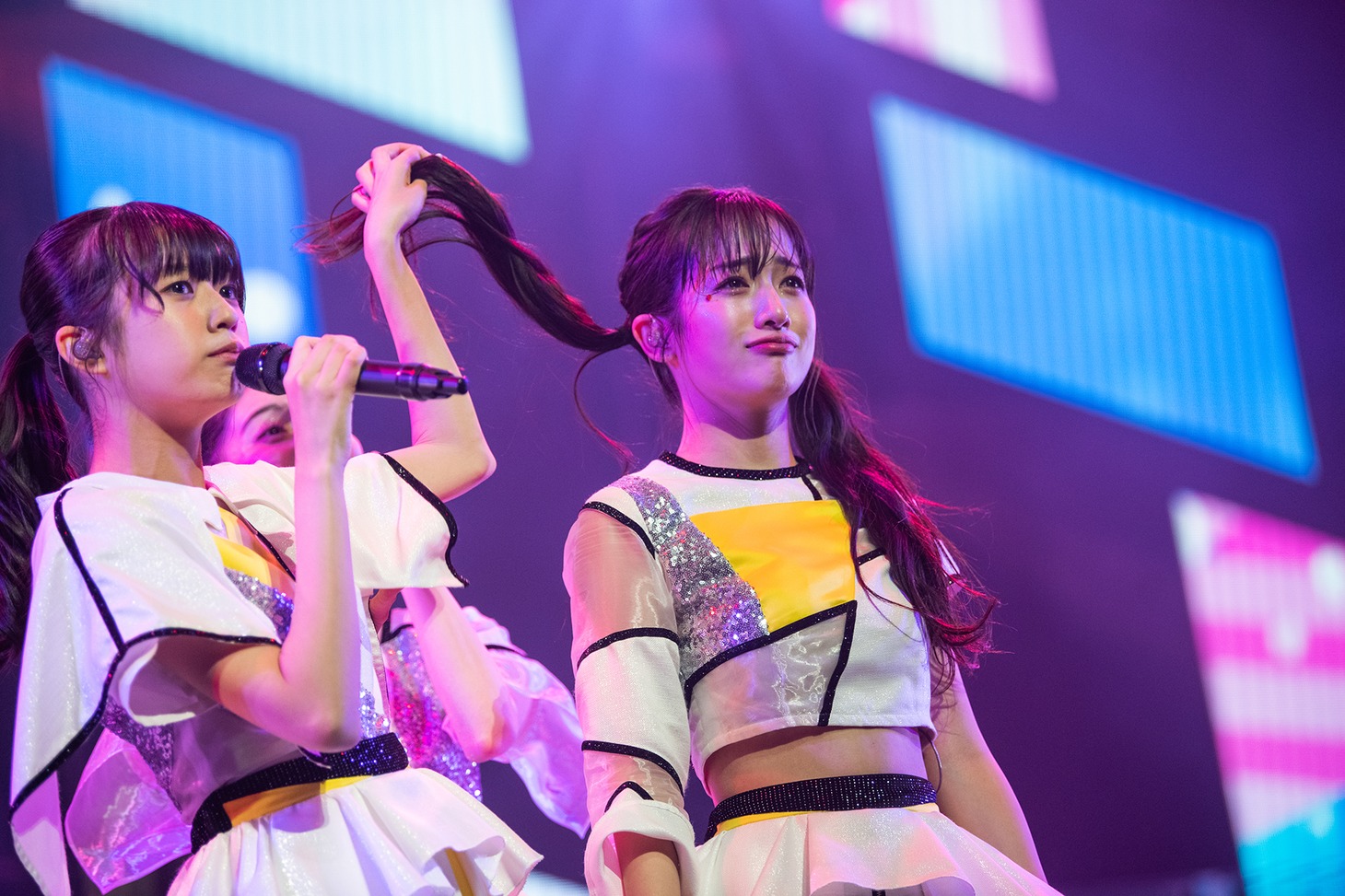 じゃれる小久保柚乃（左）と桜木心菜（右）。