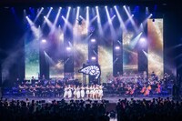 オーケストラをバックに「感情電車」をパフォーマンスするエビ中。